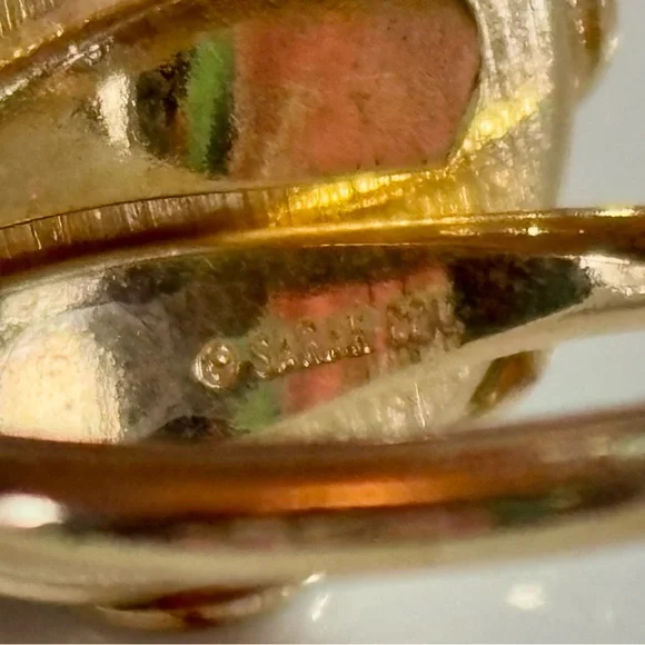 Vintage (70’s) Sarah Coventry Goldtone Crown Ring with Crystal and Red Cabochon - Picture 4 of 4